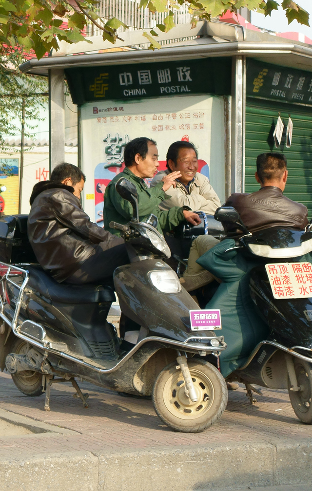 路边等活的工人