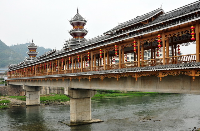 黔东南苗族侗族自治州,镇远古镇舞阳河上新建的风雨桥