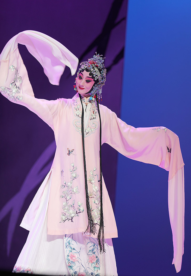 五位花旦共演杜丽娘,轮番出场.