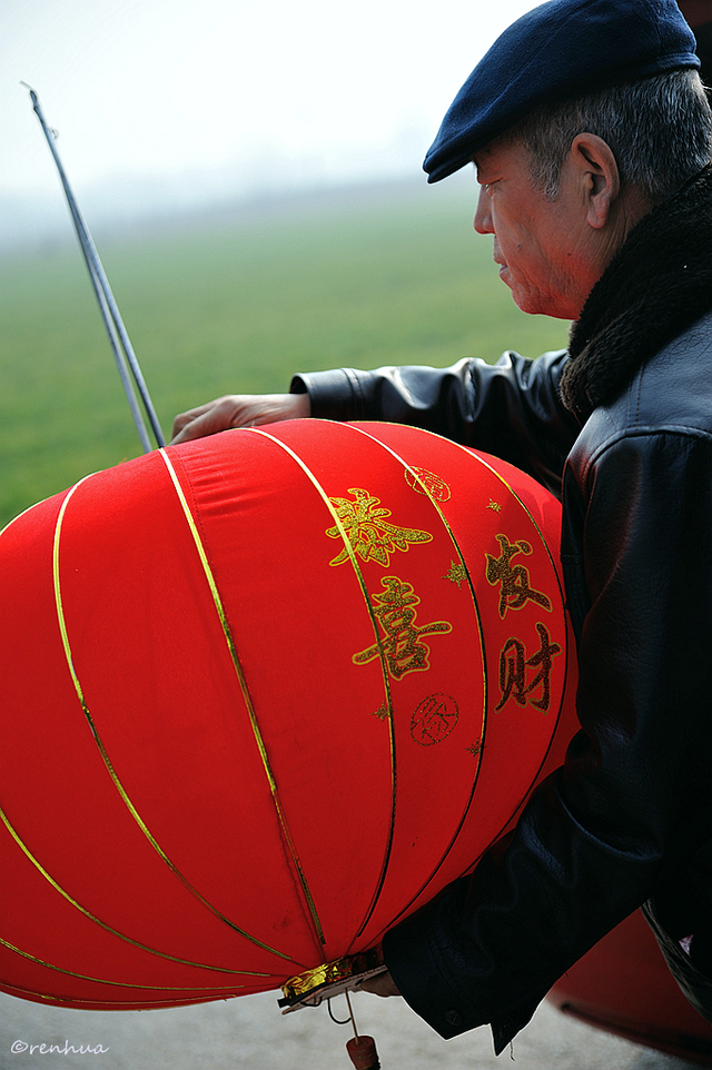 送灯主要是舅父给外甥送灯,俗话说:外甥打灯笼——照旧(舅的谐音).