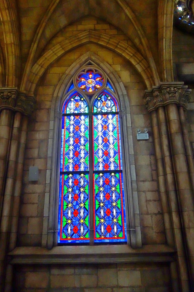 教堂里的彩色玻璃花窗