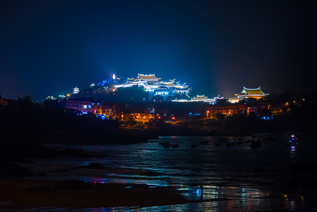 雨夜登上湄洲岛,妈祖庙绚烂的亮化效果,更增加了神秘和安静的