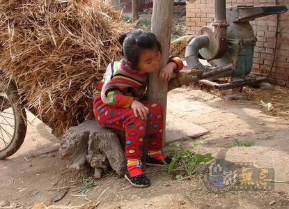 失落地平线作品：你在等妈妈吗？小姑娘