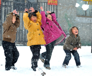 咚咚锵锵作品：戏雪