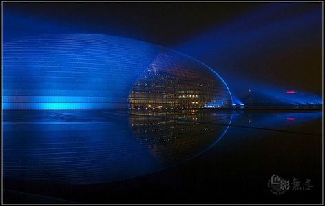 金属色泽作品：国家大剧院