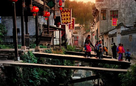 玩光弄影作品：放学啦。【摄于婺源李坑】