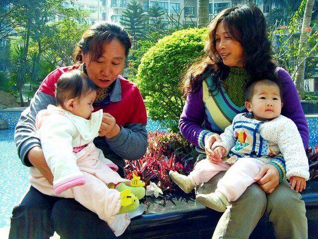 河南街人作品：保姆带孩子晒太阳