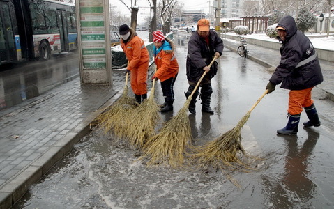 果琼作品：乐扫街头雪