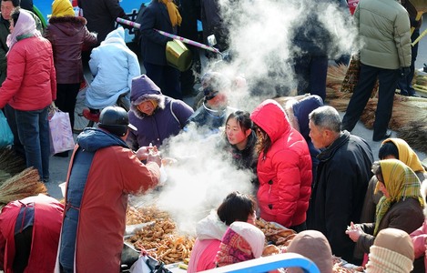 龙口飞雪作品：赶大集