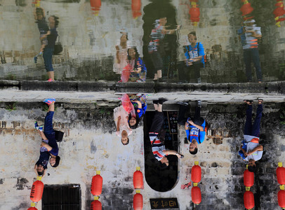 白霓作品：中国式旅游