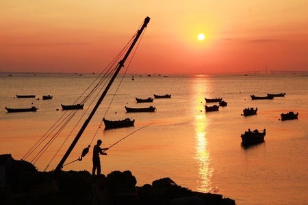 还酹江月作品：沐浴在夕阳下的垂钓者