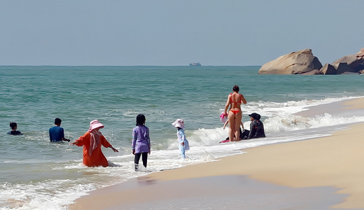 大漠风歌作品：女人沙滩海