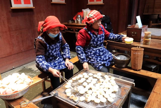 feitianzhishen作品：出售特产的姐妹