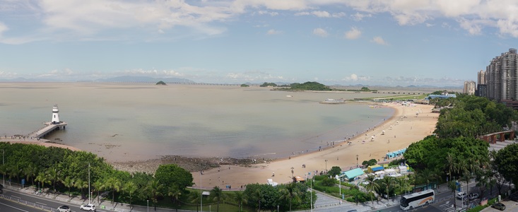 大水车作品：珠海市情侣路，从城市阳台楼顶望向香港。