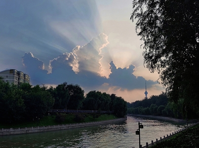 王中合作品：夕照光芒四射