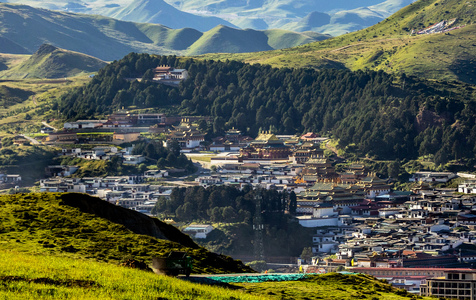 百姓一丁作品：远眺郎木寺