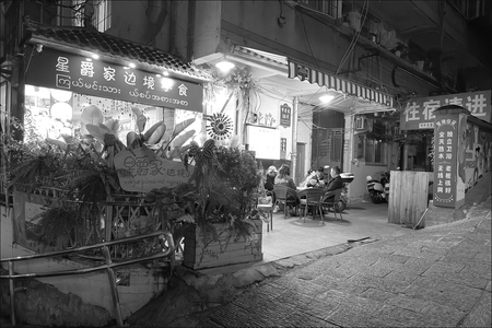 5147作品：老巷夜色 / 黑白光影