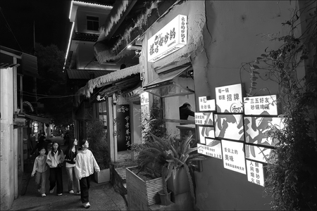 5147作品：老巷夜色 / 黑白光影