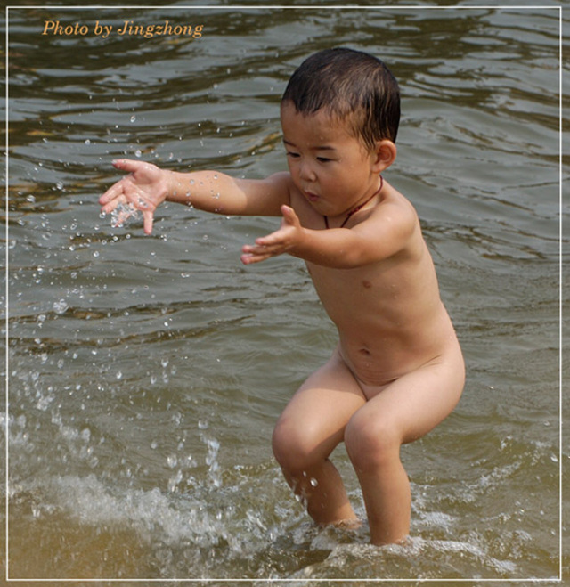 静中作品：戏水的男孩