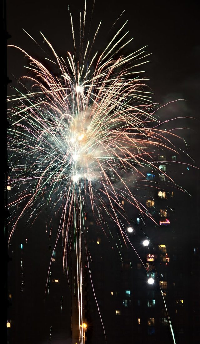 抬头看烟花寂寞