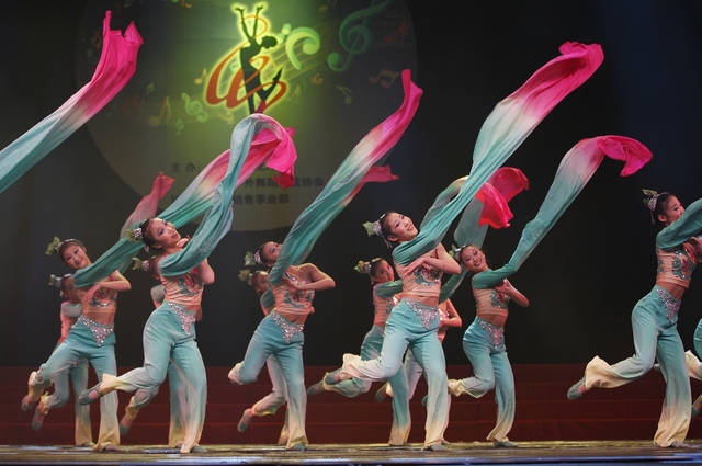 山东省电影学校舞蹈节目演出专集   一,女子群舞《春雨》--------21