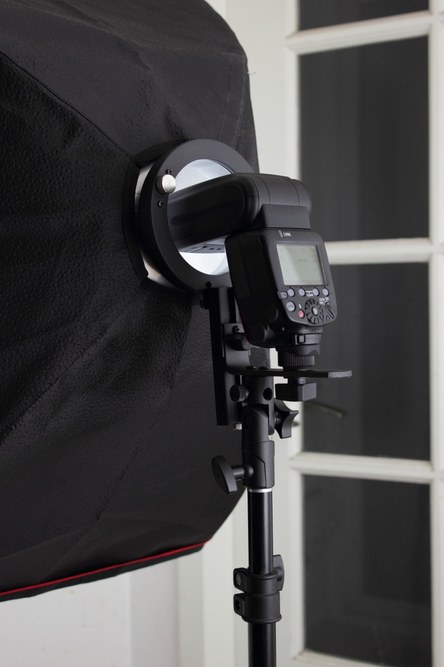 买柔光罩的时候指明要标准保荣接口的就行,安装就像拧消防栓的接口一