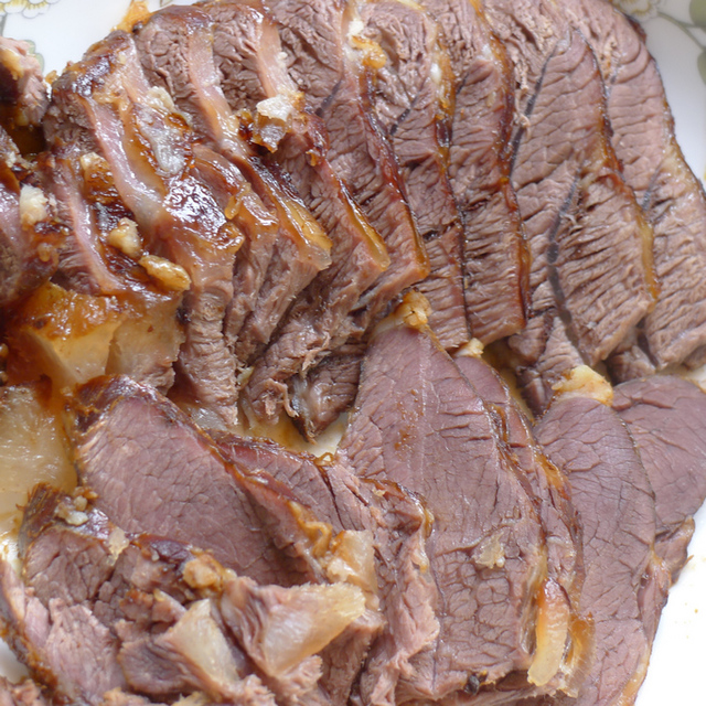 放凉后切片.味道吗,我们家里都认为比外面买来的成品卤牛肉好多了.