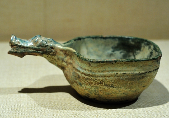 224   绿陶盛食器 东汉 长21.6cm