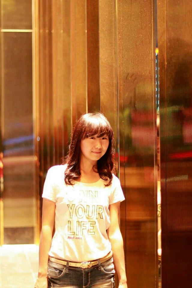 头顶有光源 感觉头顶曝光太厉害了   ps还不会用  本帖由安卓客户端