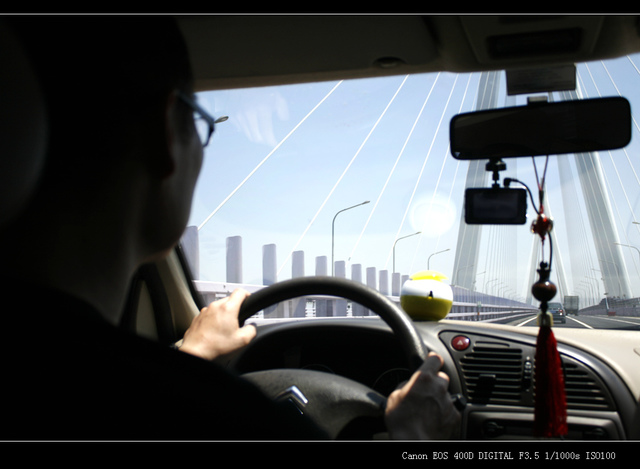 终于到了传说中的杭州湾跨海大桥了,可惜开车,无法记录下这段"最长