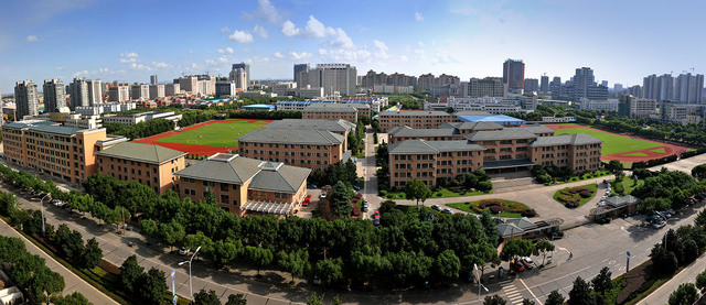 前天它难得笑了一下,让我拍了宏达学校全景图