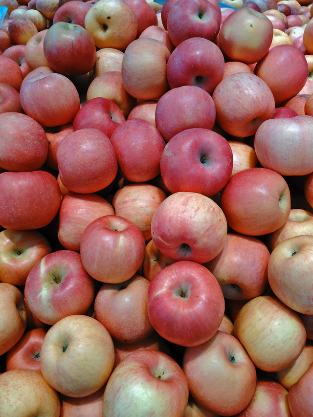 逛超市,好多苹果呀!