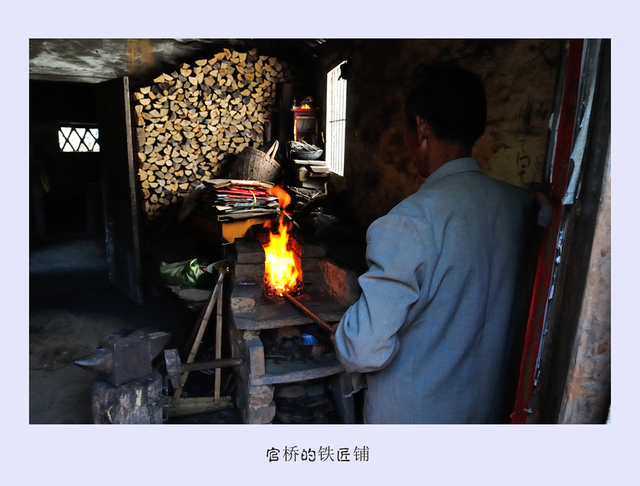 村里有个铁匠铺,正在打钢钎,采石用的.