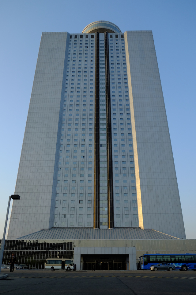 羊角岛酒店是目前平壤比较好的酒店,高45层,和导游沟通住在了41层以便