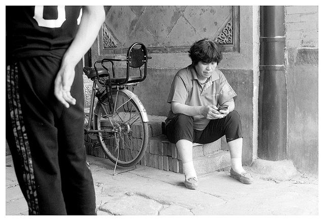 蹲在门道里值勤的治安积极分子,以前称为:小脚侦缉队