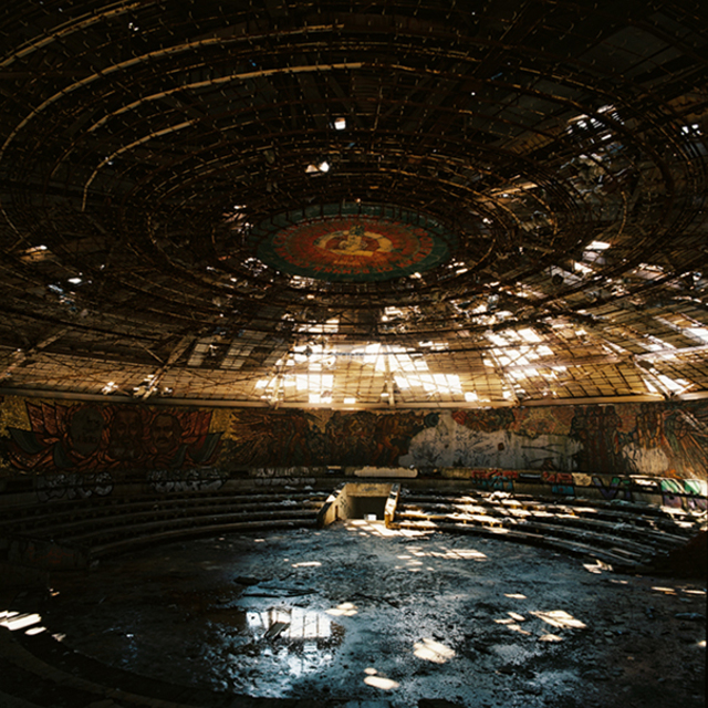 飞碟内部,进入时里面犹如一个大冰箱,底面还积着厚厚的冰雪,在慢慢