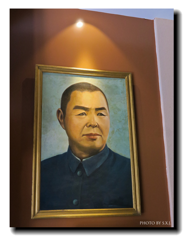 展馆中的邓宝珊画像