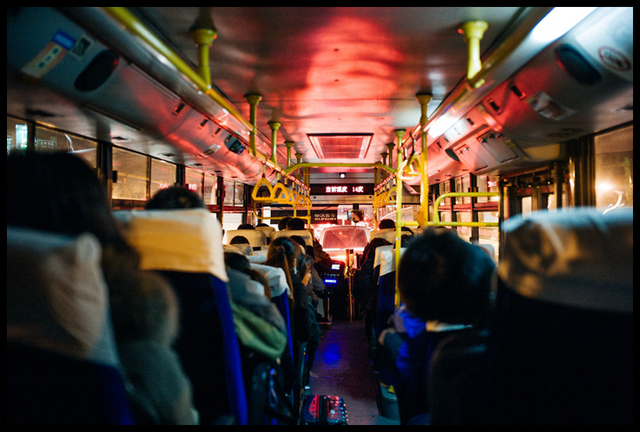 夜晚的公交车,行驶在高架上犹如进入时光隧道