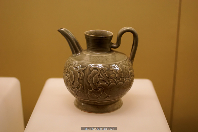 宋 旬邑窑 青釉刻花壶