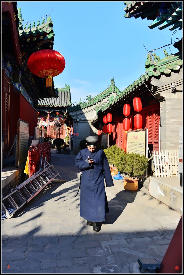 低头一族小老道 !------------北京地安门火神庙随拍