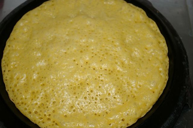 烙糕子,小米面,糜子面,玉米面,白面发酵,用碱水中和后用中间鼓的鏊子