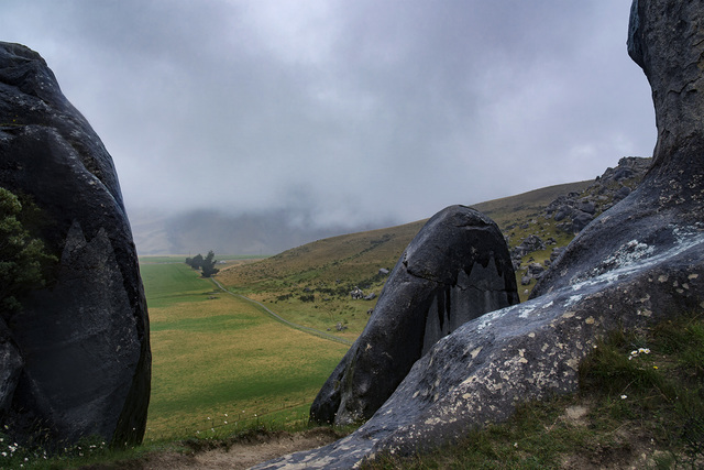 castle hill 的"乱石阵 走上山来,回望山下空无一人的小路.