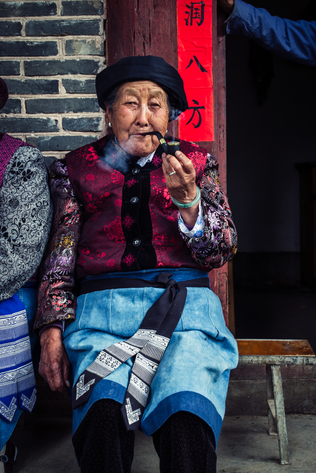 老太太这一口很过瘾,白族老太太抽烟的并不多,彝族很多