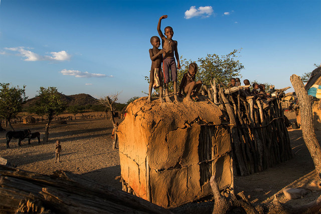 非洲红泥族人生活图片