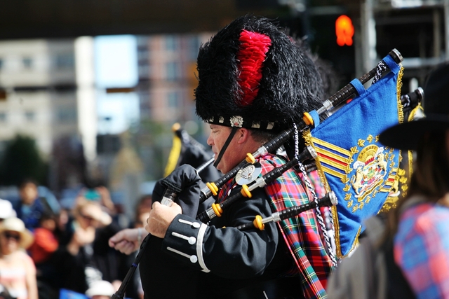这是美女队后面的一队军队风笛队.