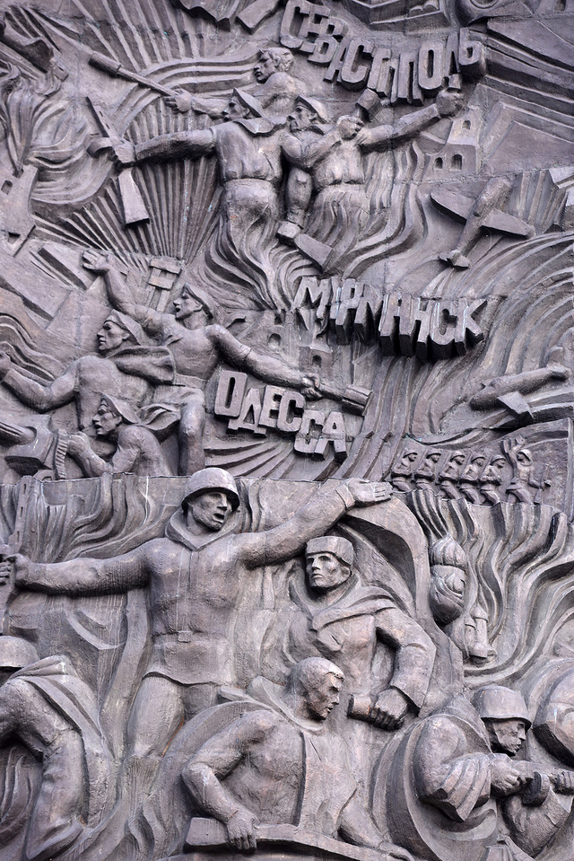 各种人物的浮雕,再现出战争中那些让人们缅怀的英雄人物与难忘的战役