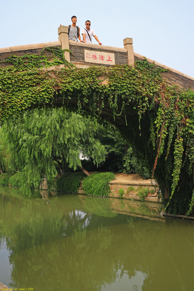 现为半圆拱单孔石桥,南北走向.中宽3.7米,全长42.45米,净跨12.