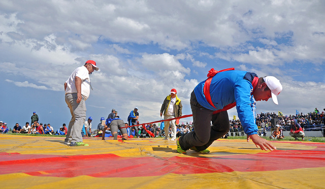 押加,又称"大象拔河",摄于新疆温泉县第十一届"那达慕"大会.