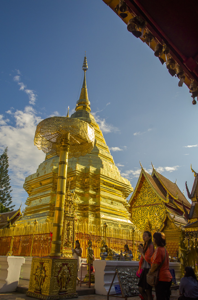 金碧辉煌的双龙寺