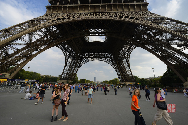 在广角镜头下,埃菲尔铁塔夸张的透视线条.